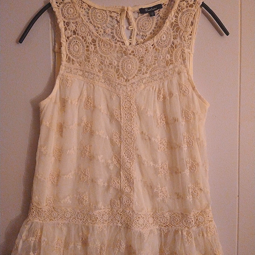 Ladies Monteau beige lace sleeveless summer small top